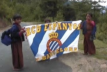 Nens Bhutanenses amb la bandera de l'Espanyol